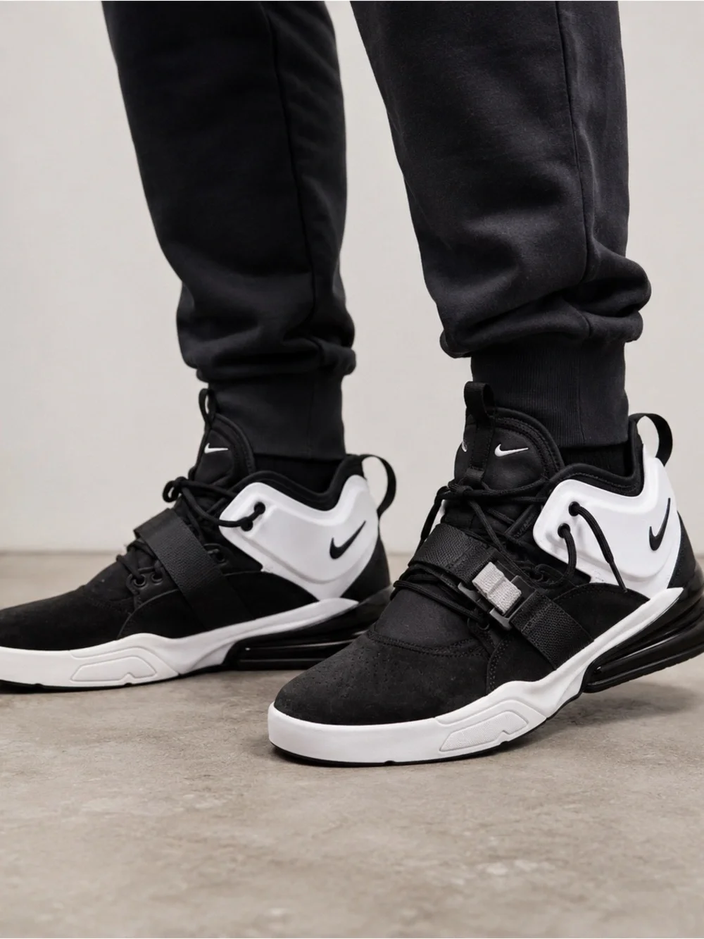 Nike Air Force 270 Men’s Size 10.5 Black White Athletic Sneakers